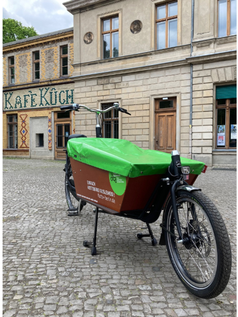 Das Lastenfahrrad der flotte steht vor der Bibliothek am Luisenbad