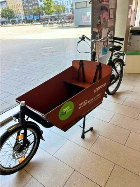 Das Lastenfahrrad der flotte steht vor der Schiller-Bibliothek