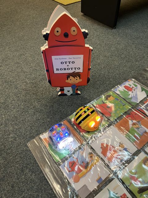 ein Paproboter steht vor mehreren kleinen BeeBots