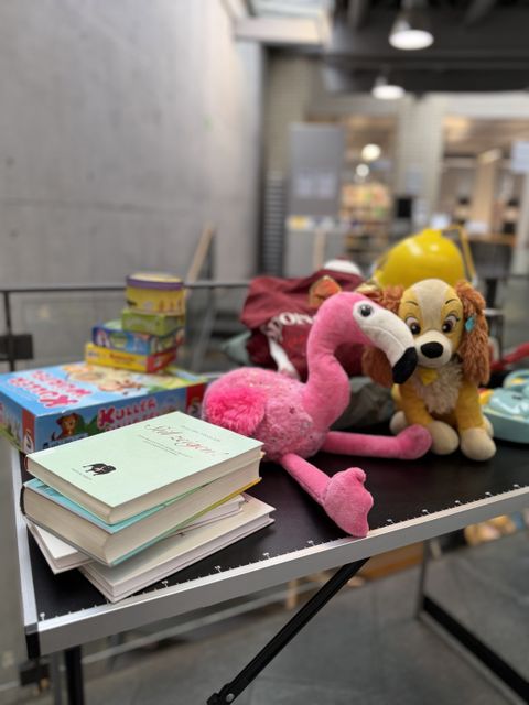 Flohmarktstand mit Spielen, Büchern und Plüschtieren