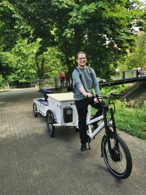 Unser Kollege auf dem Fahrrad mit Fahrradbibliothek