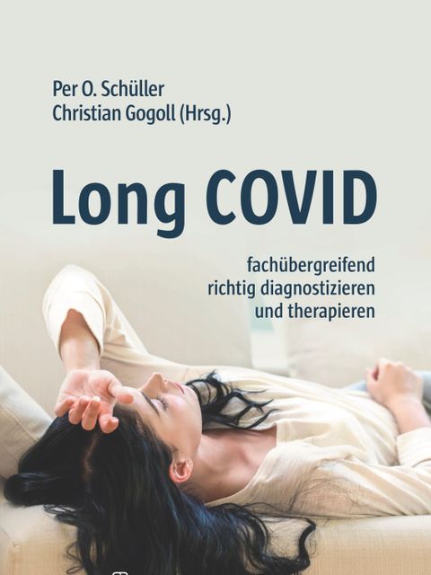 Eine Frau liegt auf dem Bett und sieht müde aus
