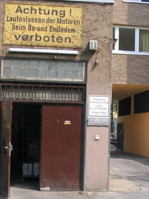 Verbotstafel im Hof