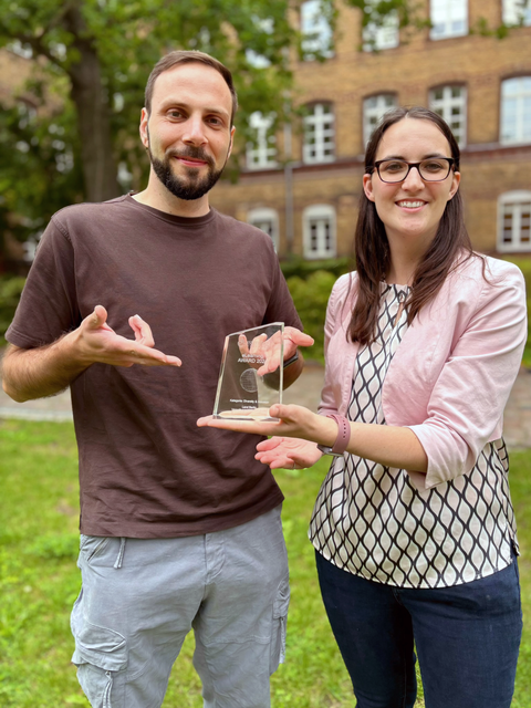 Matthias Grieg und Sina Backs präsentieren den eLearning Award.