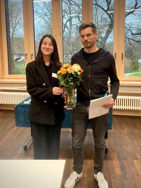 Lehrgangskoordinatorin Frau Do mit dem Jahrgangsbesten Herr Ronald Rinne (BA Lichtenberg)