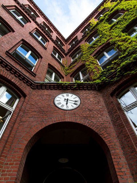 Hauptgebäude der vhs City West Eingangstor mit großer Uhr