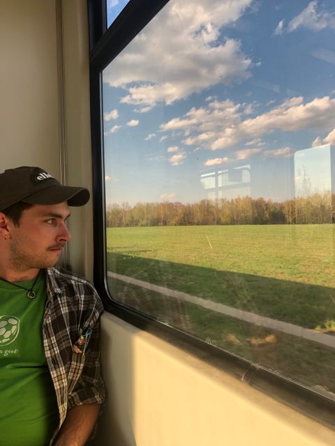 ein Mann schaut aus dem Fenster