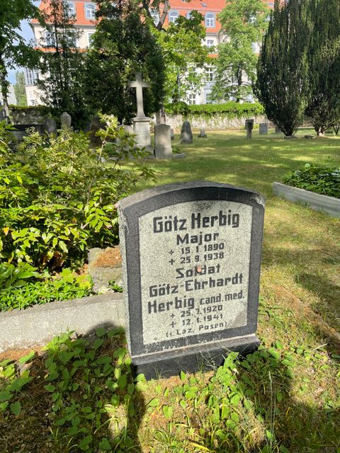 Grabstein von Götz Herbig auf dem Invalidenfriedhof in Berlin