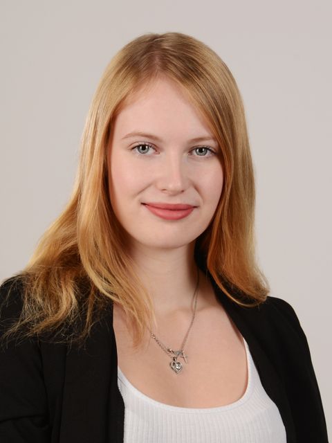 Portrait Mitarbeiterin, heller Hintergrund