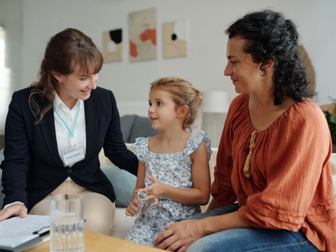 Sozialarbeiterin im Gespräch mit einem Kind