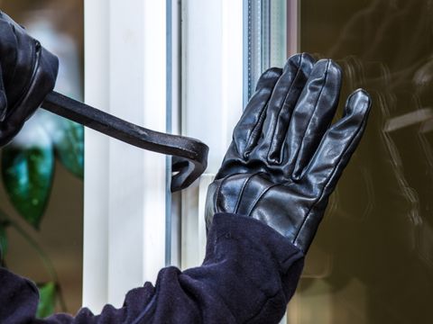 Eine Person versucht einzubrechen