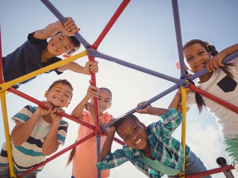 Glücklich spielende Kinder auf Klettergerüst