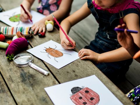 Kinder malen mit Buntstiften