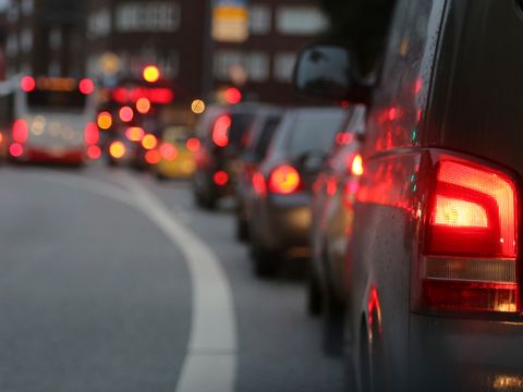 Autos im Stau in der Großstadt