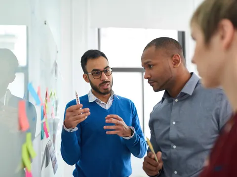 Vielfältiges Team aus kreativen Kollegen in einem Start-up, das Strategien ausarbeitet