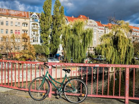 Ein Fahrrad steht auf einer Brücke mit Blick auf das Maybachufer in Berlin-Kreuzberg