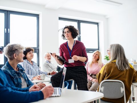 Gruppe von älteren Menschen nimmt an Technikunterricht teil