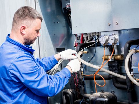 Widerstandsprüfung der Temperatursensoren im Kühlungszulaufbereich der Lüftungsanlage