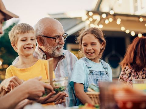Erwachsene und Kinder bei einer Gartenparty