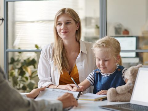 Alleinerziehende Mutter mit Kind zu Besuch beim Sozialamt