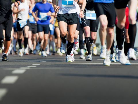 Eine Gruppe von Männern läuft bei einem Wettlauf über eine asphaltierte Straße