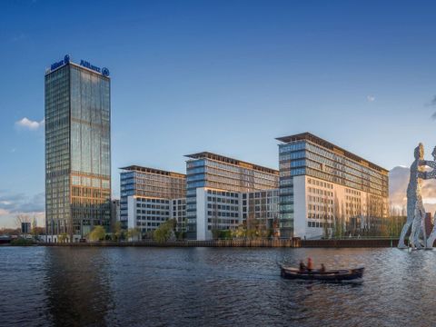 Treptower, Trias und Molecule Man von der Spree aus betrachtet