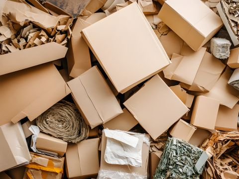 Verpackungsmaterialien aus Recyclingpapier wie Kartons und Geschenkpapier