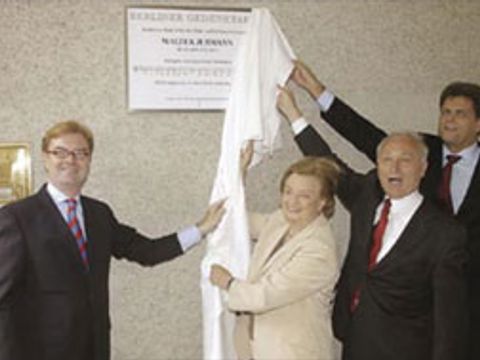 Die Enthüllung der Gedenktafel