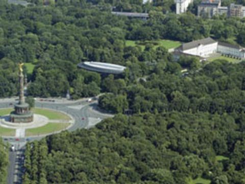 Vorbei an der Siegessäule fährt der Bus weiter zum Bundespräsidialamt und zum Schoss Bellevue