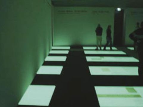 Besucher informieren sich im Informationszentrum unter dem Stelenfeld.