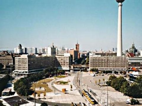 Der Alexanderplatz heute: Das Alexanderhaus, das Berolinahaus; die Straßenbahn fährt wieder über den Platz.