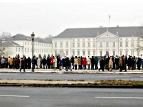 Bürger warten am Tag der offenen Tür vor dem Schloss Bellevue.