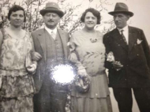 Albert Fuss (zweiter von links) mit meiner Großmutter Elisabeth Grosse (dritte von links) und einem befreundeten Paar. (Bild: Sylvia M. Meneses)