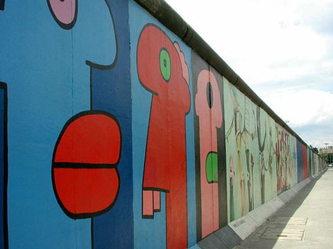 Thierry Noir ist wohl der bekannteste Künster, der auf der East Side Gallery zu finden ist (Bild: visitBerlin, Tanja Koch)