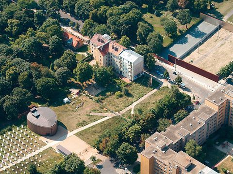 Luftbild der Gedenkstätte "Berliner Mauer" an der Bernauer Straße in Berlin