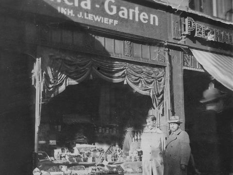 Mein Vater und mein Bruder vor dem Laden Valenzia Garten 1936 (Bild: privat)