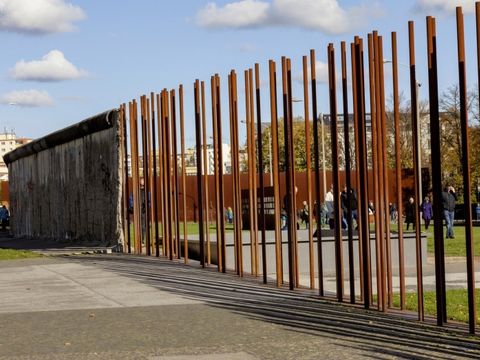 Die Originalmauer (links im Bild) wird als Kunstwerk weitergeführt