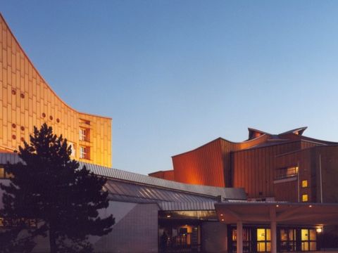 Die Philharmonie (links im Bild) und rechts daneben der Kammermusiksaal