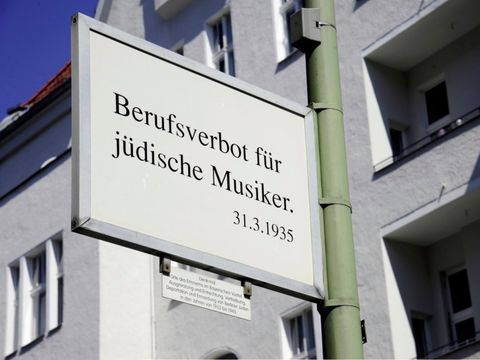 Diese Laterne im Bayerischen Viertel rüttelt wach