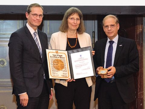 Der Regierende Bürgermeister von Berlin Michael Müller, Ursula Ahlström und der israelische Botschafter Yakov Hadas-Handelsman bei der Ehrung im Berliner Rathaus