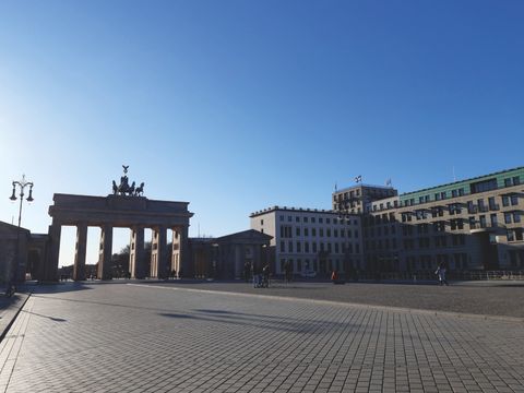 Brandenburger Tor und menschenleerer Pariser Platz – „Auf einer unserer Corona-Radtouren durch die Stadt waren wir fasziniert vom touristenfreien Brandenburger Tor.“