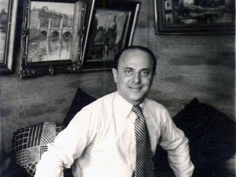 David Friedmann in 1936 in his apartment at Paderborner Straße 9, Berlin-Wilmersdorf. His painting of the Berlin Cathedral appears in the background. After World War II, it was found in his sister-in-law’s apartment. Friedmann’s painting of the Schlossbrücke und Zeughaus (castle bridge and arsenal), today the German Historical Museum, also appears there. These paintings are among hundreds of Nazi-looted and lost artworks