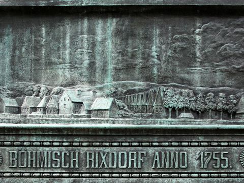 Ein Relief Denkmal des Böhmischen Dorfes im Jahr 1755