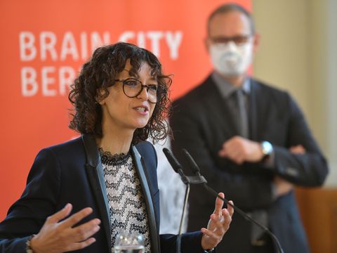 Roter Teppich für Emmanuelle Charpentier: Berlin gratuliert seiner Nobelpreisträgerin im Roten Rathaus.