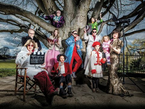 Dieses „Familienfoto“ vereint verschiedene mit dem Festival verbundene Personen, u. a. Jeanine Meerapfel (vorne links), der dieses Jahr eine Hommage gewidmet ist | This “family photo” unites various persons associated with the festival, including Jeanine Meerapfel (front left), who is the subject of an homage this year