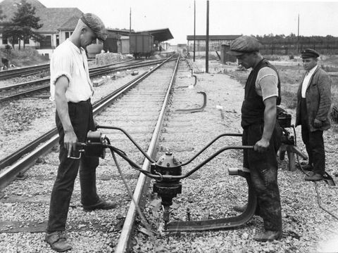Montage einer Stromschiene S-Bahn um 1928