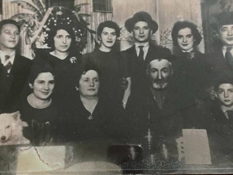 Familienfoto von Bella W., Lodz, vor 1939. Bella unten links sitzend, neben dem Familienhund Mushka und ihrer Mutter Malka.