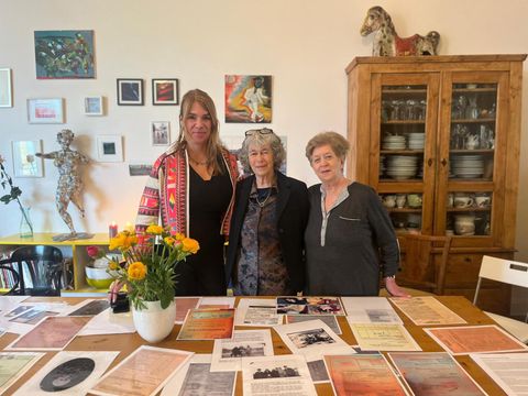 DMAO 2023: Marie Rolshoven, Denise Citroen und Claudia Samter – Claudia Samter ist mit Fotos und Dokumenten nach Berlin angereist, um an ihre Großtante, Tante und Cousine zu erinnern, die in diese Wohnung zwangseingewiesen und von hier deportiert wurden