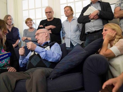 Ludwig Katzenellenbogen 2018 auf dem Sofa in seiner früheren Wohnung