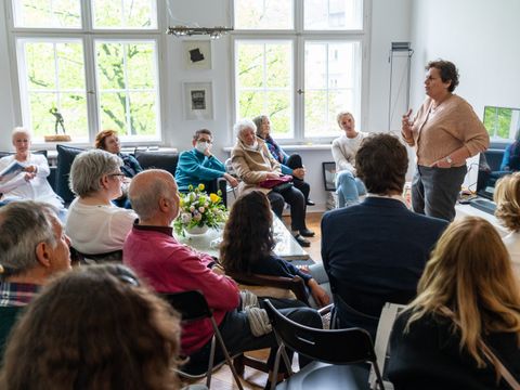 Alina Tugend ist aus New York angereist und hat an ihre Familie in der früheren Wohnung erinnert